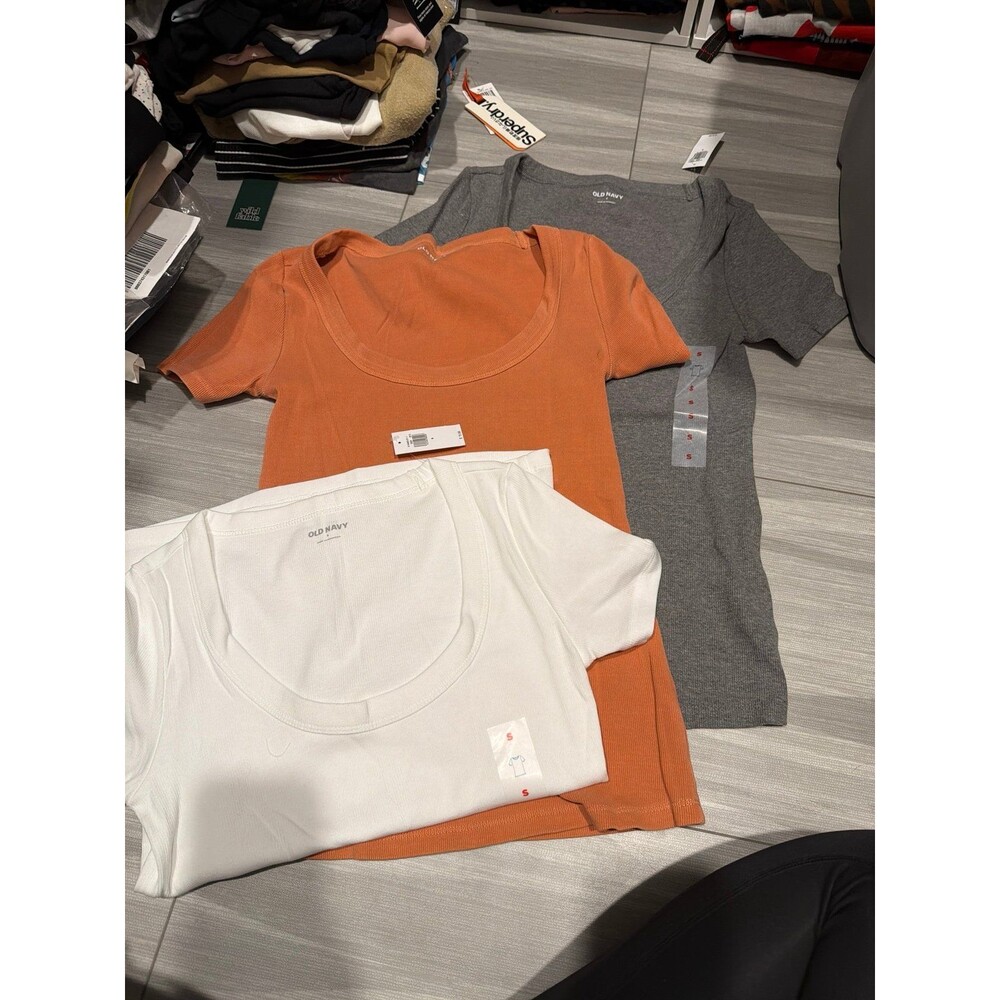 bundle four Old Navy tops